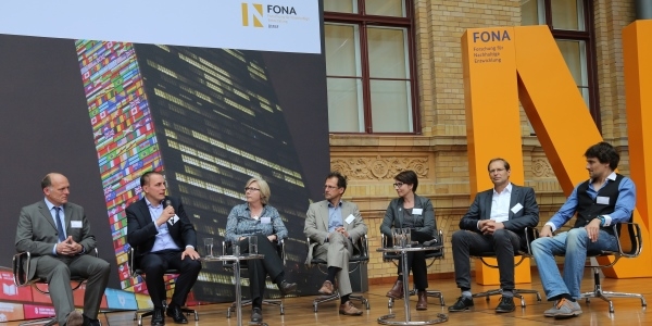 Das Bild zeigt ein Expertenpodium auf dem FONA-Forum.