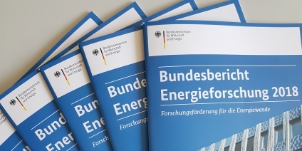 Das Bild zeigt mehrere gedruckte Exemplare des Bundesberichts Energieforschung.