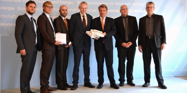 Übergabe des Berichts an den Staatssekretär: (v.l.n.r) Patrick Wimmer, Dr. Christoph Pellinger, Juri Jorst, Prof. Dr.-Ing. Manfred Fischedick, Thomas Bareiß, Prof. Dr. Martin Wietschel und Dr. Peter Viebahn