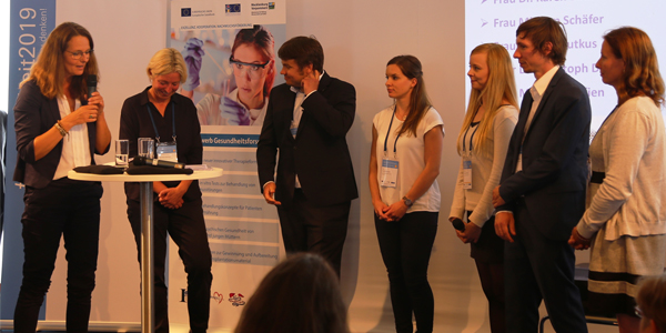 Wissenschaftsministerin Bettina Martin diskutiert mit jungen Wissenschaftlerinnen und Wissenschaftlern über Gesundheitsforschung in Mecklenburg-Vorpommern
