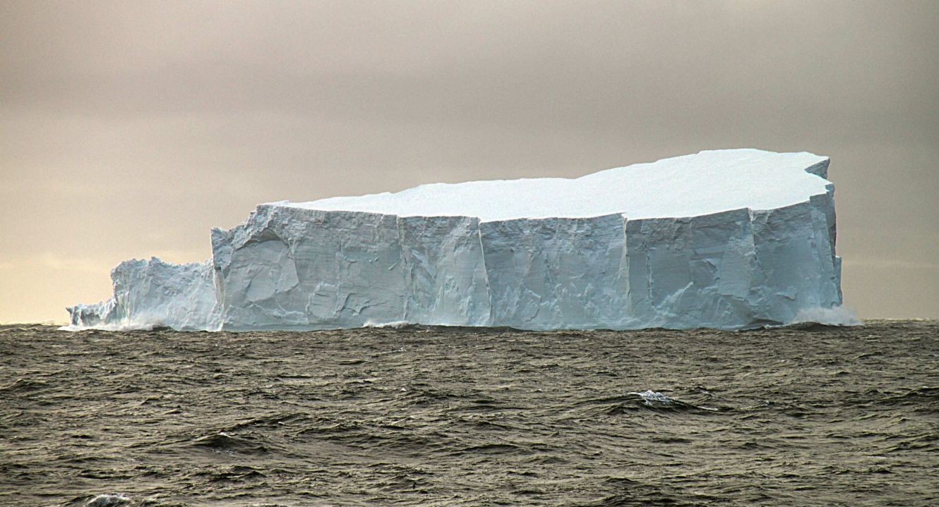 Ein Eisberg treibt im Meer.