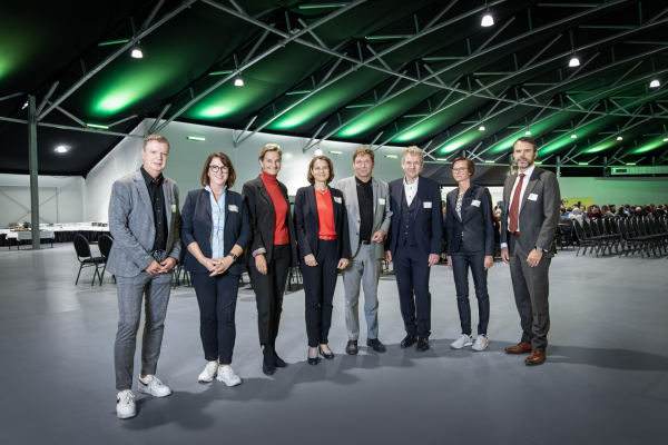 Das Gruppennbild zeigt Carlo Aretz (Geschäftsführer der TZJ GmbH), Ulla Thönnissen (Geschäftsführerin Region Aachen Zweckverband), Dr. Patricia Peill (Mitglied des Landtags NRW), Prof. Dr. Astrid Lambrecht (Vorstandsvorsitzende des Forschungszentrums Jülich), Michael Weber (Leiter des Geschäftsfeldes „Nachhaltige Entwicklung und Innovation“), Daniela Wirtz (Leiterin des Geschäftsfeldes „Forschung und Gesellschaft NRW“), Axel Fuchs (Bürgermeister von Jülich) und Prof. Dr. Ir. Peter Jansens (Vorstandsmitglied des Forschungszentrums Jülich). Sie stehen in einem Halbkreis zusammen. 